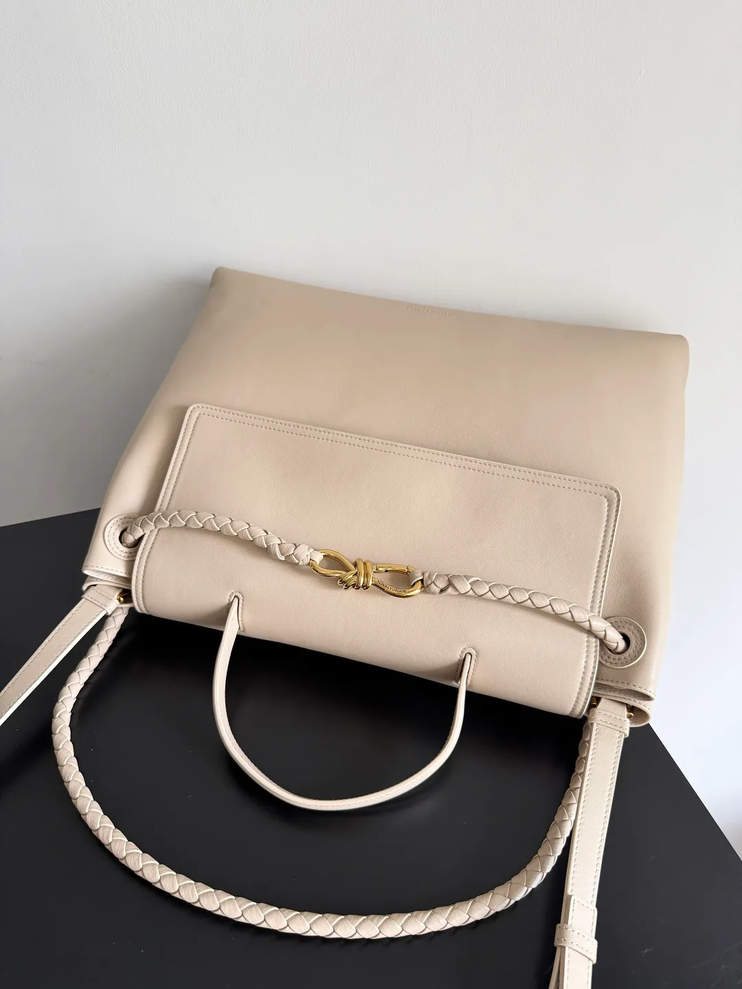Batch 3160 BottegaVeneta Latest Ciao Ciao Bag Silky cowhide two-way flap handbag with signature twist detail, hidden hook closure, flap can be fastened to the front or attached to the INTRECCIATO woven internal pocket, comes with an adjustable and removable crossbody strap, internal compartment, and also features a zippered pocket. The surprise flap has various shapes. Style 1 - Cover the bag surface, exposing the knot and knot decoration. Style 2 - Place the flap inside the bag. A buckle is also designed. Style 3 - The U-shaped position of the top handle in the hand bag. Style No.: 826195 Size: 42*32*15cm